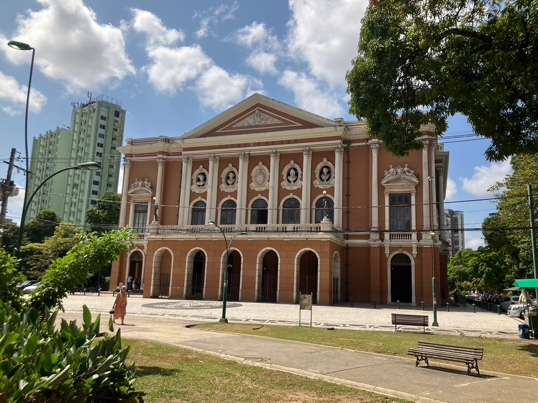 Belem, il Teatro da Paz e la Estação das Docas (i vecchi magazzini del porto), luogo simbolo della trasformazione della città