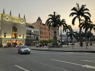 Rio: l’auditorium Cecília Meireles, il monumento a João Caetano di fronte al teatro