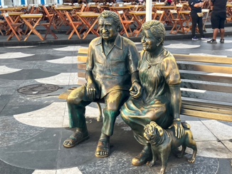 Jorge Amado con la moglie Zélia Gattai, il monumento nel quartiere di Rio Vermelho a Salvador